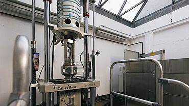 Servohydraulische Prüfmaschine HA zur Prüfung von Metallen unter Wasserstoffeinfluss