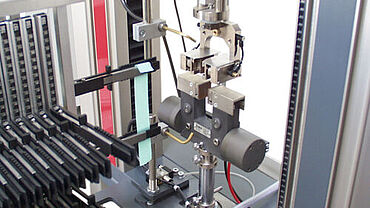Ensaio de tração automatizado em filmes com sistema de ensaio robotizado 'roboTest F