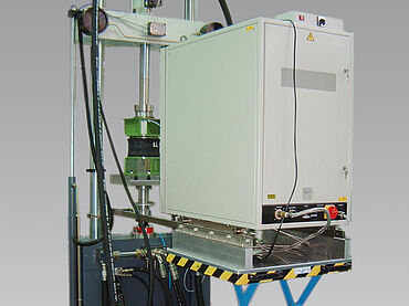 Máquina para ensaios servo-hidráulica: ensaio cíclico de molas sob temperatura