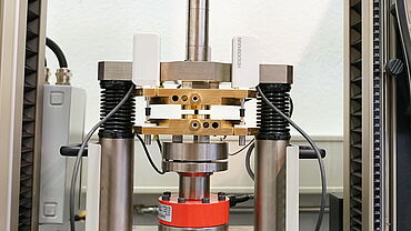 実際の圧縮条件下で電極の厚み変化の測定セパレーターフォイルの引張試験