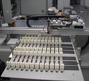 BASFはrobTest L試験システムによって自動引張試験を行っています。