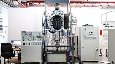 High-temperature testing system with vacuum chamber up to 2,000 °C