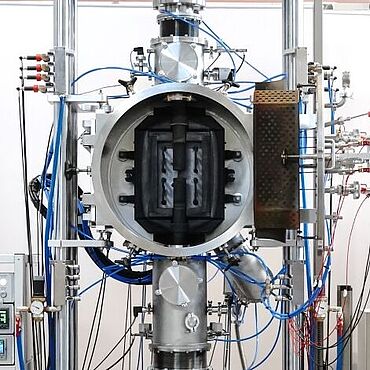 Podroben pogled na vakuumsko komoro za visokotemperaturne preskuse do +2.000 °C v vakuumskem okolju