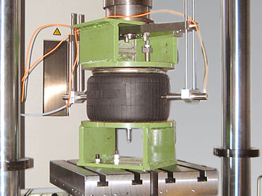 Máquina para ensaios servo-hidráulica: ensaio cíclico de molas sob temperatura - vista de detalhe