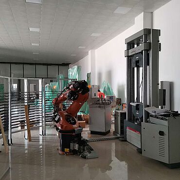 Montagem do sistema robotizado de ensaios roboTest R no laboratório de ensaio da Liuzhou Iron & Steel