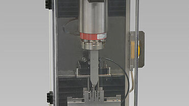 Dispositivo para os ensaios de flexão em cerâmica conforme EN 843-1, forma de amostra A e B assim como ISO 6872.