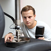 汽車座椅壓縮測試 - 使用壓縮模具測量發泡材的壓痕硬度