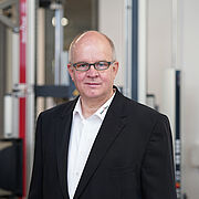 Industry Manager Helmut Fahrenholz - Expert kunststofindustrie - Testmachines voor bepaling van de wrijvingscoëfficiënt (COF tester)