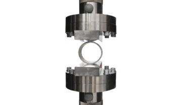 在符合 ISO 8492 的管材擠壓測試中，使用壓縮壓頭壓縮管環。