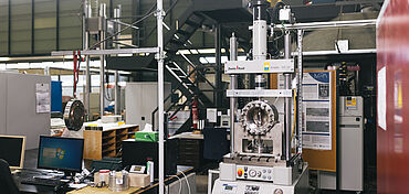 Servohydraulische Prüfmaschine HC für Prüfungen unter Wasserstoffeinfluss