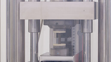 Máquina para ensaio de mola com dispositivo para o ensaio de molas de compressão de precisão