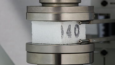 Ensayo de compresión en espuma dura según la norma ISO 844