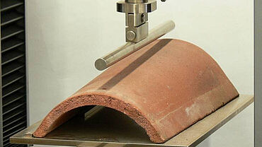 Zkoušky betonových tašek a tvarovek pro střešní krytinu a obklady stěn dle EN 491