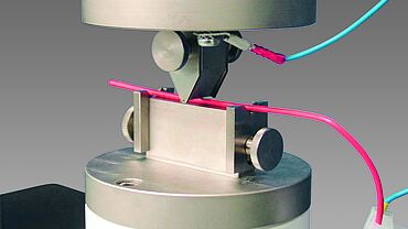 Испытание готовых изделий, пластмассы: измерение сопротивления электрических кабелей низкого напряжения надрыву