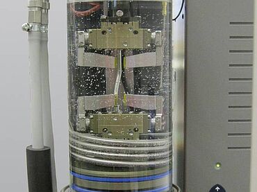 温度調節液槽で使用するための空圧グリップ
