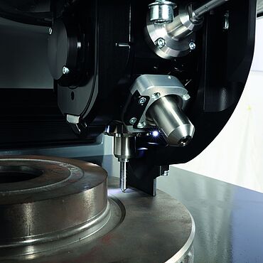 Ensaio de dureza em um disco de freio com o equipamento universal de ensaio de dureza DuraVision - Detalhe