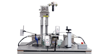 Biaxiální zkušební stroj s laserovým průtahoměrem
