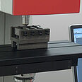 ZHU250CLに装備された溶接継手目試験片グリップ