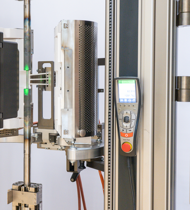 laserXtens 2-120 HP/TZ with high-temperature furnace for strain measurement in tensile tests at elevated temperature